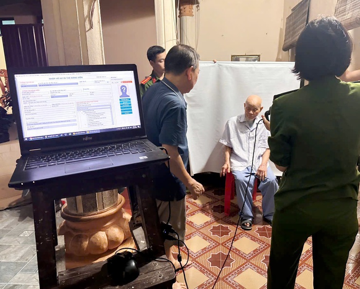 Công an xã Quốc Oai thành lập tổ công tác lưu động đến tận nhà hỗ trợ đảng viên cấp đổi thẻ- Ảnh 7.
