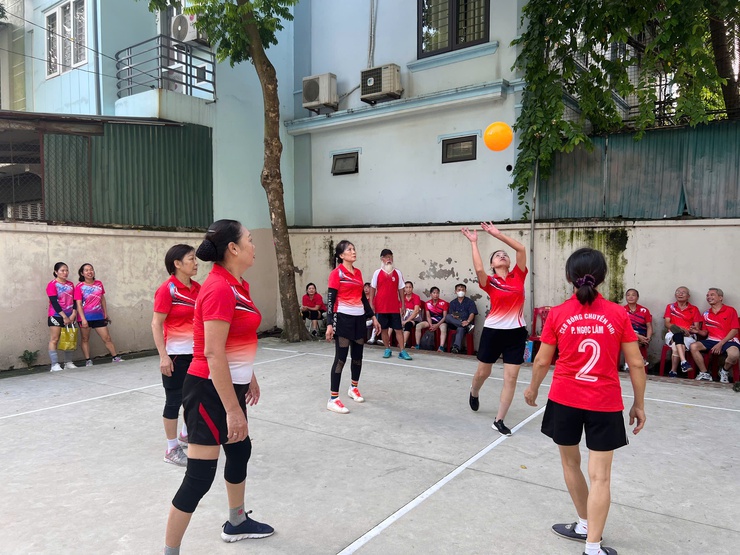 Khai mạc Giải bóng chuyền hơi Người cao tuổi phường Bồ Đề năm 2025- Ảnh 6.