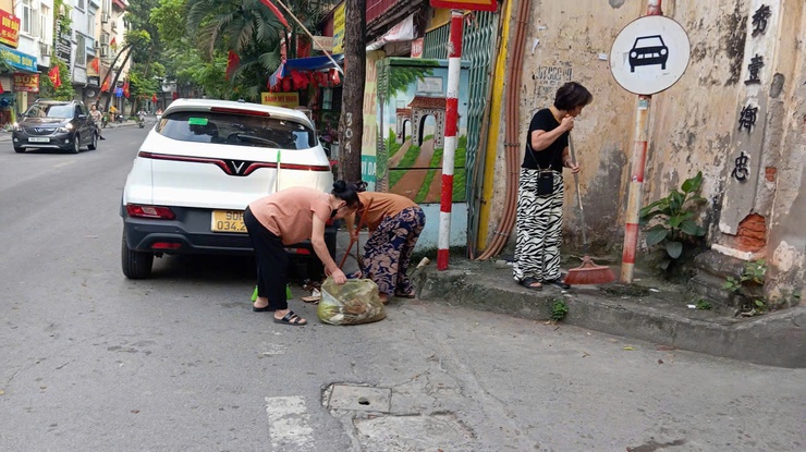 Tây Hồ đồng loạt ra quân tăng cường vệ sinh môi trường: Lan tỏa phong trào “Sáng – Xanh – Sạch – Đẹp”- Ảnh 2.