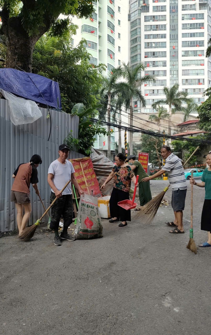 Tây Hồ đồng loạt ra quân tăng cường vệ sinh môi trường: Lan tỏa phong trào “Sáng – Xanh – Sạch – Đẹp”- Ảnh 5.