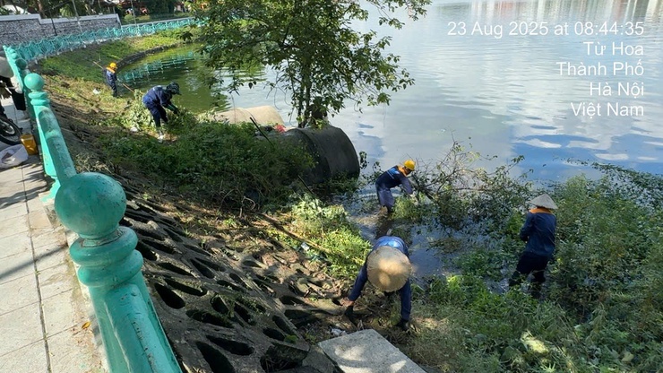 Tây Hồ đồng loạt ra quân tăng cường vệ sinh môi trường: Lan tỏa phong trào “Sáng – Xanh – Sạch – Đẹp”- Ảnh 3.
