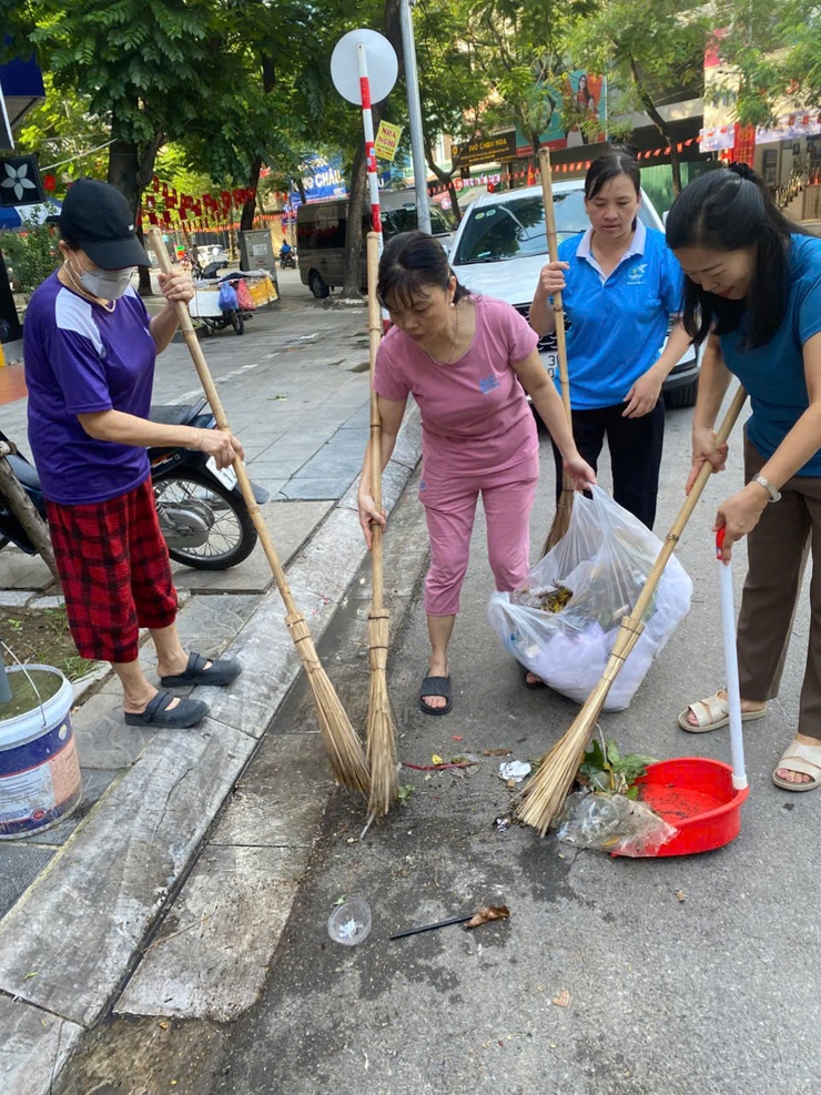 Tây Hồ đồng loạt ra quân tăng cường vệ sinh môi trường: Lan tỏa phong trào “Sáng – Xanh – Sạch – Đẹp”- Ảnh 1.