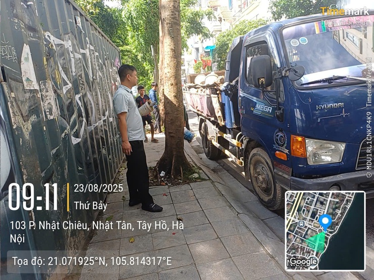 Tây Hồ đồng loạt ra quân tăng cường vệ sinh môi trường: Lan tỏa phong trào “Sáng – Xanh – Sạch – Đẹp”- Ảnh 4.