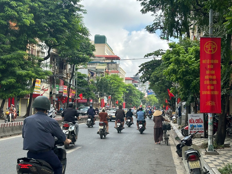Tây Hồ đồng loạt ra quân tăng cường vệ sinh môi trường: Lan tỏa phong trào “Sáng – Xanh – Sạch – Đẹp”- Ảnh 6.
