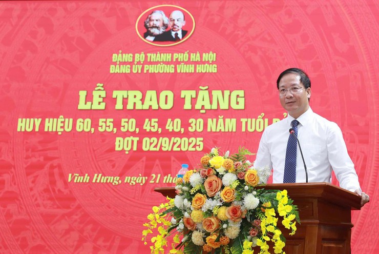 Đảng bộ phường Vĩnh Hưng trao tặng Huy hiệu đảng đợt 02/9/2025- Ảnh 5.
