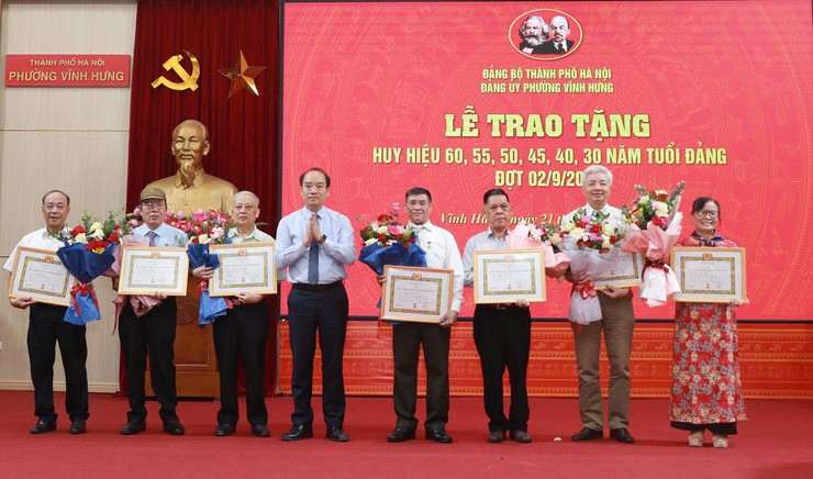 Đảng bộ phường Vĩnh Hưng trao tặng Huy hiệu đảng đợt 02/9/2025- Ảnh 2.