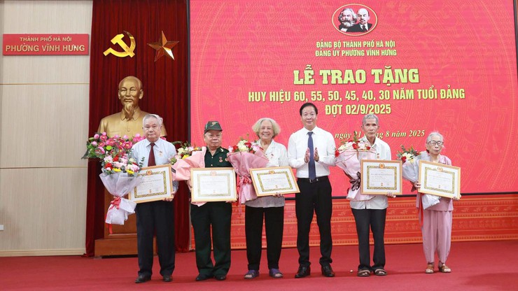 Đảng bộ phường Vĩnh Hưng trao tặng Huy hiệu đảng đợt 02/9/2025- Ảnh 1.