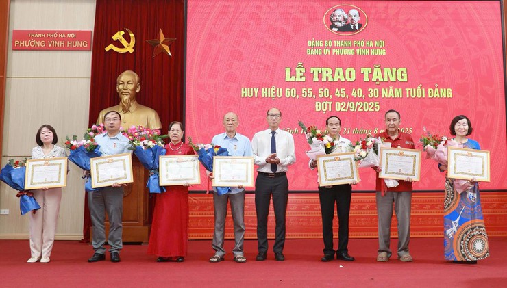 Đảng bộ phường Vĩnh Hưng trao tặng Huy hiệu đảng đợt 02/9/2025- Ảnh 3.