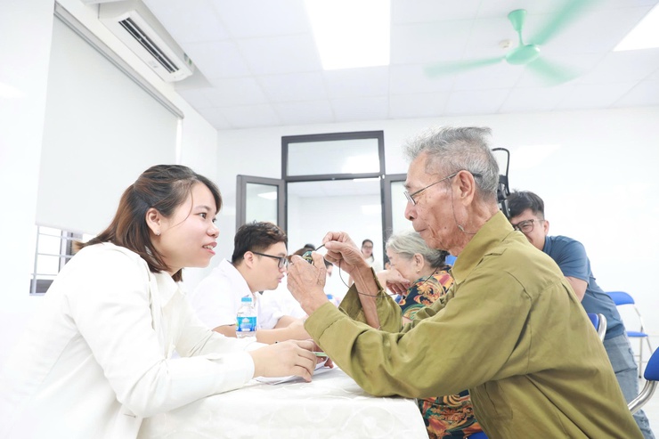PHƯỜNG VĨNH HƯNG TỔ CHỨC KHÁM, TƯ VẤN SỨC KHỎE CHO NGƯỜI CÓ CÔNG, NGƯỜI CAO TUỔI NHÂN KỶ NIỆM 80 NĂM CÁCH MẠNG THÁNG TÁM VÀ QUỐC KHÁNH 2/9- Ảnh 3.
