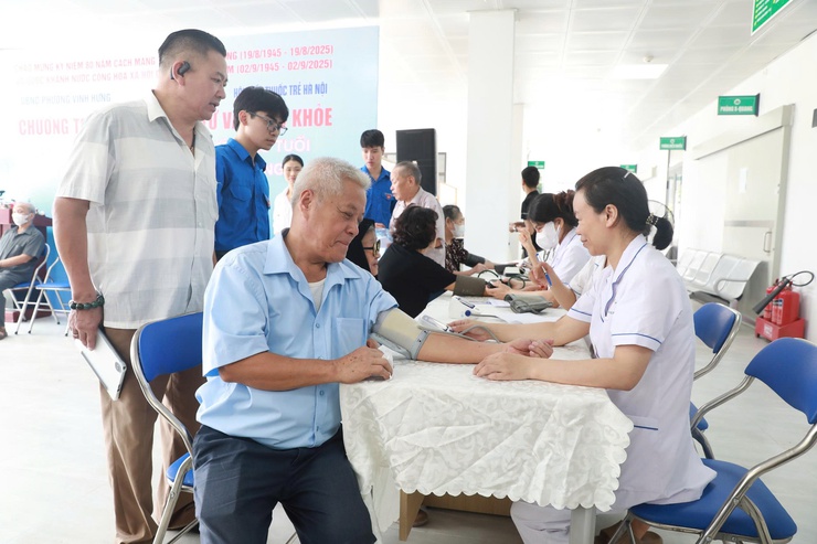 PHƯỜNG VĨNH HƯNG TỔ CHỨC KHÁM, TƯ VẤN SỨC KHỎE CHO NGƯỜI CÓ CÔNG, NGƯỜI CAO TUỔI NHÂN KỶ NIỆM 80 NĂM CÁCH MẠNG THÁNG TÁM VÀ QUỐC KHÁNH 2/9- Ảnh 5.