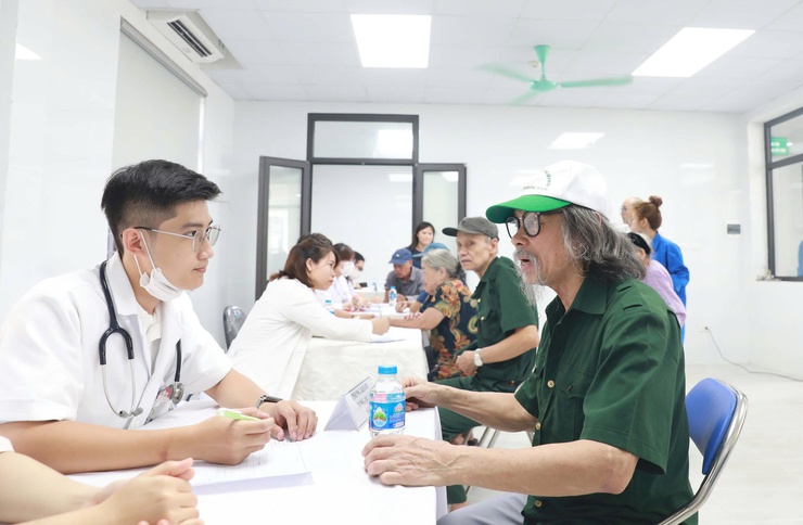 PHƯỜNG VĨNH HƯNG TỔ CHỨC KHÁM, TƯ VẤN SỨC KHỎE CHO NGƯỜI CÓ CÔNG, NGƯỜI CAO TUỔI NHÂN KỶ NIỆM 80 NĂM CÁCH MẠNG THÁNG TÁM VÀ QUỐC KHÁNH 2/9- Ảnh 4.