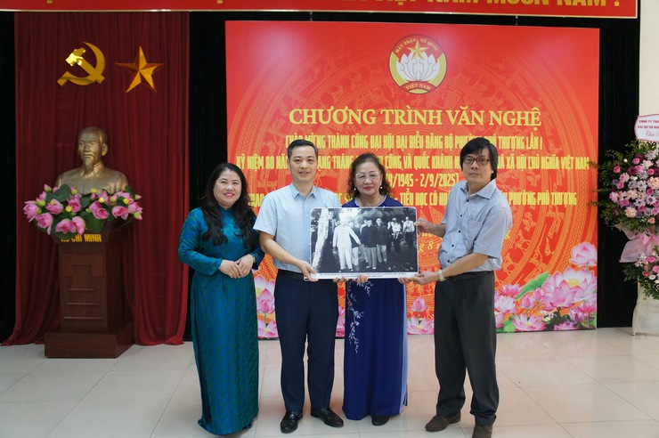 CHƯƠNG TRÌNH VĂN NGHỆ VÀ TRAO QUÀ CHO HỌC SINH MẦM NON, TIỂU HỌC CÓ HOÀN CẢNH KHÓ KHĂN TRÊN ĐỊA BÀN PHƯỜNG PHÚ THƯỢNG- Ảnh 1.