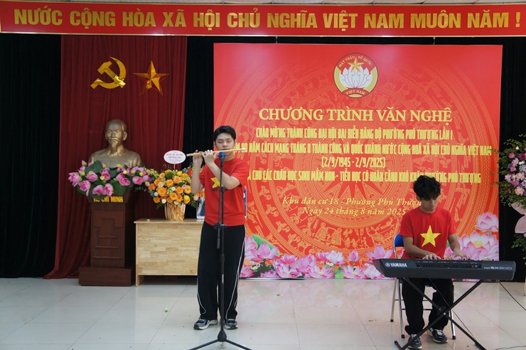 CHƯƠNG TRÌNH VĂN NGHỆ VÀ TRAO QUÀ CHO HỌC SINH MẦM NON, TIỂU HỌC CÓ HOÀN CẢNH KHÓ KHĂN TRÊN ĐỊA BÀN PHƯỜNG PHÚ THƯỢNG- Ảnh 2.