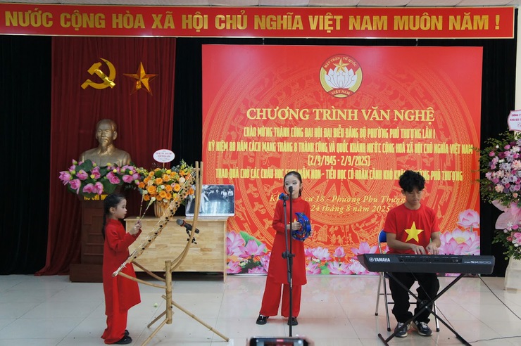 CHƯƠNG TRÌNH VĂN NGHỆ VÀ TRAO QUÀ CHO HỌC SINH MẦM NON, TIỂU HỌC CÓ HOÀN CẢNH KHÓ KHĂN TRÊN ĐỊA BÀN PHƯỜNG PHÚ THƯỢNG- Ảnh 3.