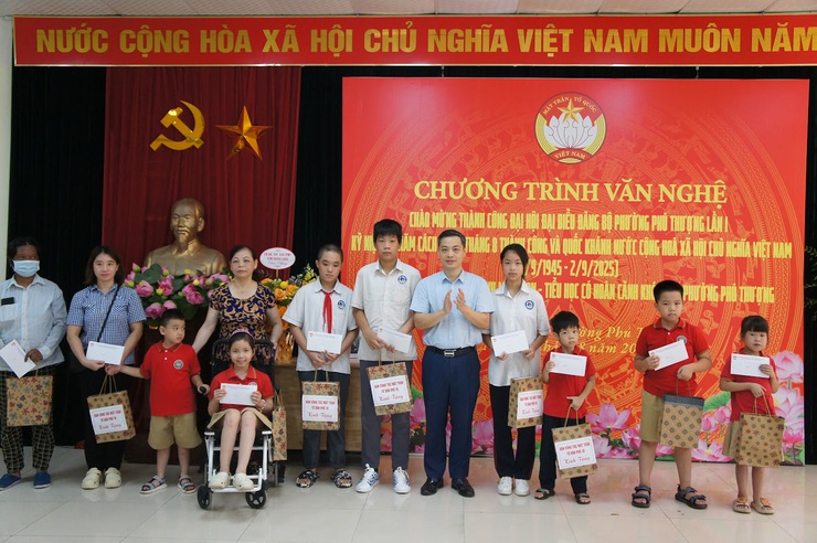 CHƯƠNG TRÌNH VĂN NGHỆ VÀ TRAO QUÀ CHO HỌC SINH MẦM NON, TIỂU HỌC CÓ HOÀN CẢNH KHÓ KHĂN TRÊN ĐỊA BÀN PHƯỜNG PHÚ THƯỢNG- Ảnh 4.