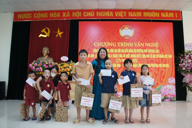 CHƯƠNG TRÌNH VĂN NGHỆ VÀ TRAO QUÀ CHO HỌC SINH MẦM NON, TIỂU HỌC CÓ HOÀN CẢNH KHÓ KHĂN TRÊN ĐỊA BÀN PHƯỜNG PHÚ THƯỢNG- Ảnh 5.