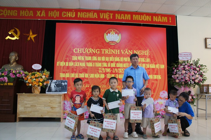 CHƯƠNG TRÌNH VĂN NGHỆ VÀ TRAO QUÀ CHO HỌC SINH MẦM NON, TIỂU HỌC CÓ HOÀN CẢNH KHÓ KHĂN TRÊN ĐỊA BÀN PHƯỜNG PHÚ THƯỢNG- Ảnh 6.