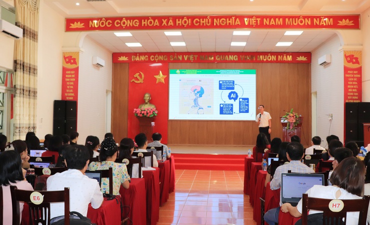 Phú Nghĩa: Gần 150 cán bộ, giáo viên tập huấn công nghệ số và AI trong giáo dục
- Ảnh 2.