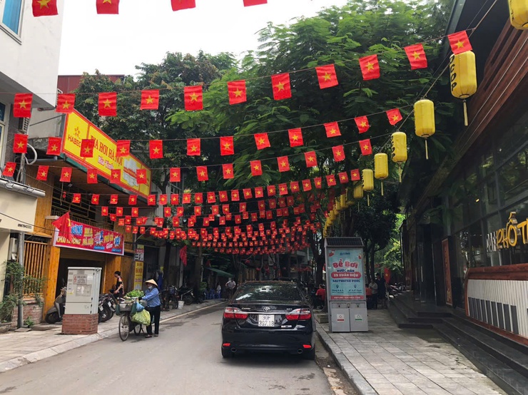 Phố phường rực rỡ cờ hoa, Tây Hồ chào mừng Quốc Khánh 2/9 trong niềm tự hào dân tộc- Ảnh 6.