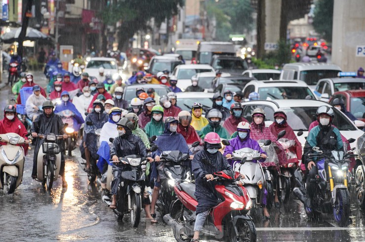 Bão số 5 (Kajiki) liên tục tăng cấp, Hà Nội mưa lớn ngay trước kỳ nghỉ lễ 2/9
- Ảnh 2.