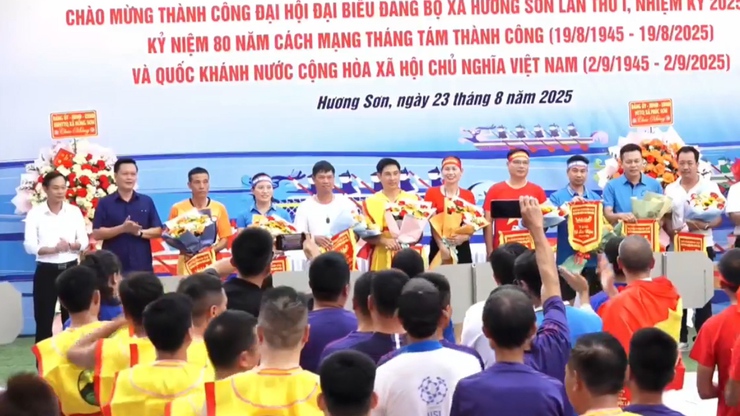 Ấn tượng Giải bơi chải thuyền rồng mở rộng xã Hương Sơn 2025- Ảnh 3.