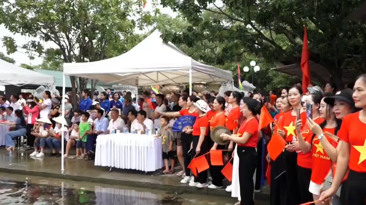Ấn tượng Giải bơi chải thuyền rồng mở rộng xã Hương Sơn 2025- Ảnh 10.