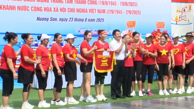 Ấn tượng Giải bơi chải thuyền rồng mở rộng xã Hương Sơn 2025- Ảnh 13.