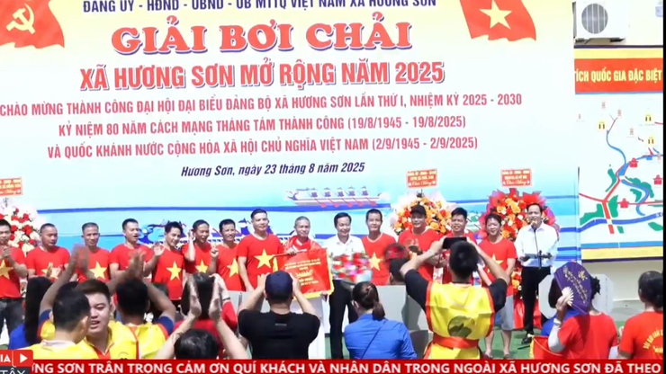 Ấn tượng Giải bơi chải thuyền rồng mở rộng xã Hương Sơn 2025- Ảnh 12.