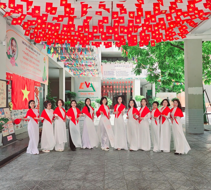 Phố phường rực rỡ cờ hoa, Tây Hồ chào mừng Quốc Khánh 2/9 trong niềm tự hào dân tộc- Ảnh 8.