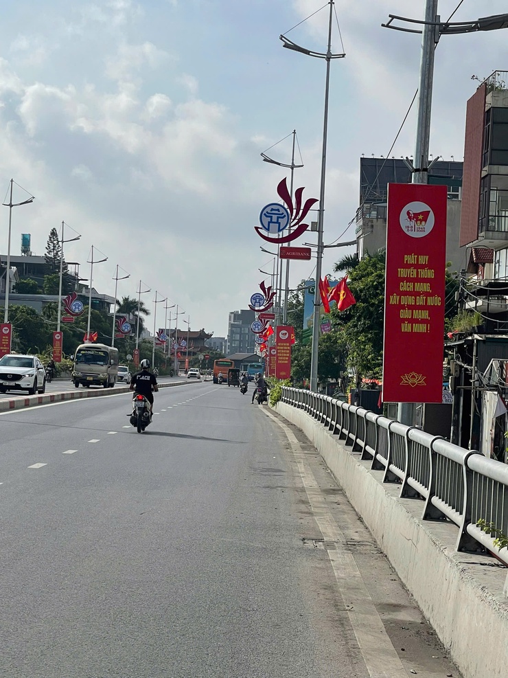 Phố phường rực rỡ cờ hoa, Tây Hồ chào mừng Quốc Khánh 2/9 trong niềm tự hào dân tộc- Ảnh 4.