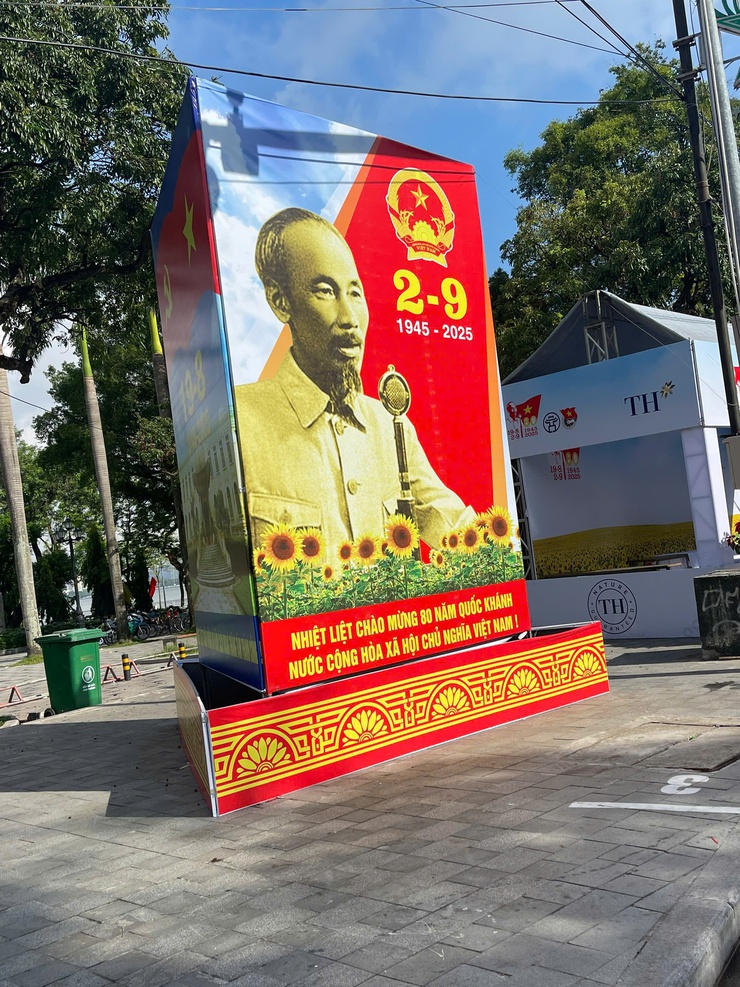 Phố phường rực rỡ cờ hoa, Tây Hồ chào mừng Quốc Khánh 2/9 trong niềm tự hào dân tộc- Ảnh 3.