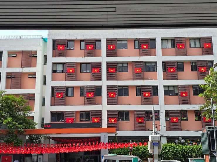 Phố phường rực rỡ cờ hoa, Tây Hồ chào mừng Quốc Khánh 2/9 trong niềm tự hào dân tộc- Ảnh 1.