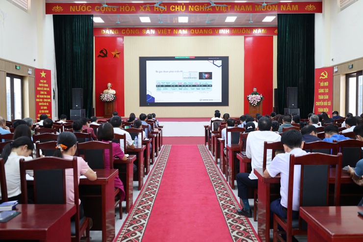 Gần 1000 cán bộ công chức, viên chức, người lao động xã Tiến Thắng tham gia tập huấn chuyển đổi số và khai giảng lớp “Bình dân học vụ số”- Ảnh 1.