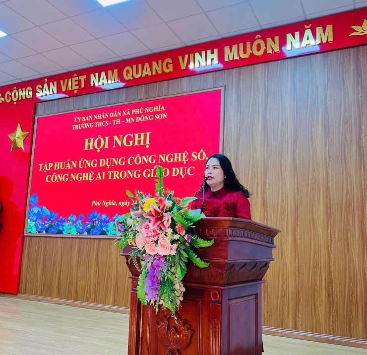Phú Nghĩa: Gần 150 cán bộ, giáo viên tập huấn công nghệ số và AI trong giáo dục
- Ảnh 1.