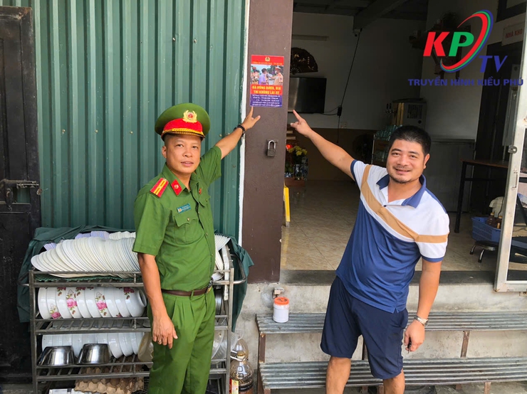 Công an xã Kiều Phú ra quân tuyên truyền và tổ chức ký cam kết đối với các cơ sở kinh doanh nhắc nhở người dân đã uống rượu bia thì không lái xe- Ảnh 10.