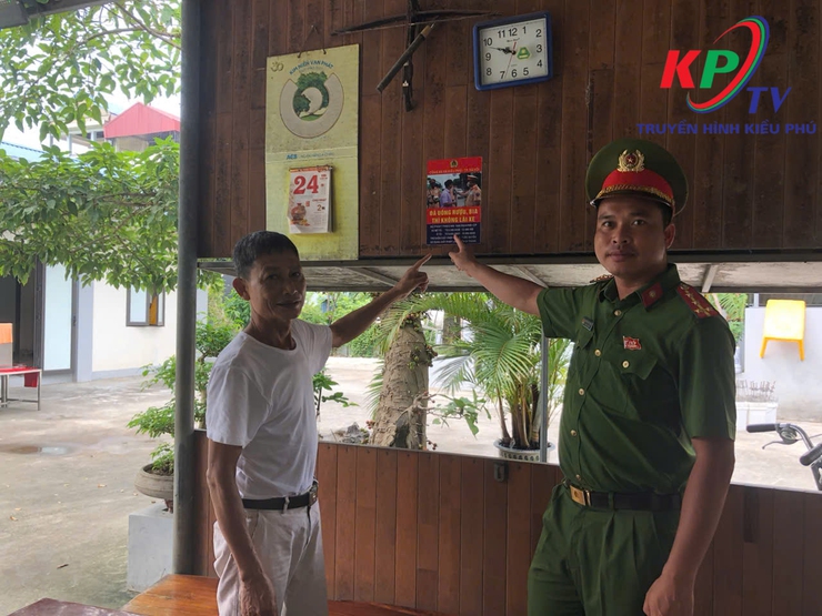 Công an xã Kiều Phú ra quân tuyên truyền và tổ chức ký cam kết đối với các cơ sở kinh doanh nhắc nhở người dân đã uống rượu bia thì không lái xe- Ảnh 9.