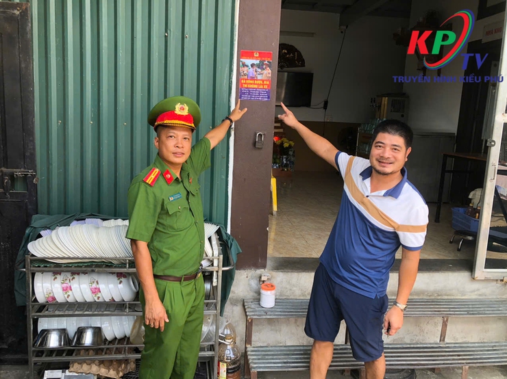 Công an xã Kiều Phú ra quân tuyên truyền và tổ chức ký cam kết đối với các cơ sở kinh doanh nhắc nhở người dân đã uống rượu bia thì không lái xe- Ảnh 7.