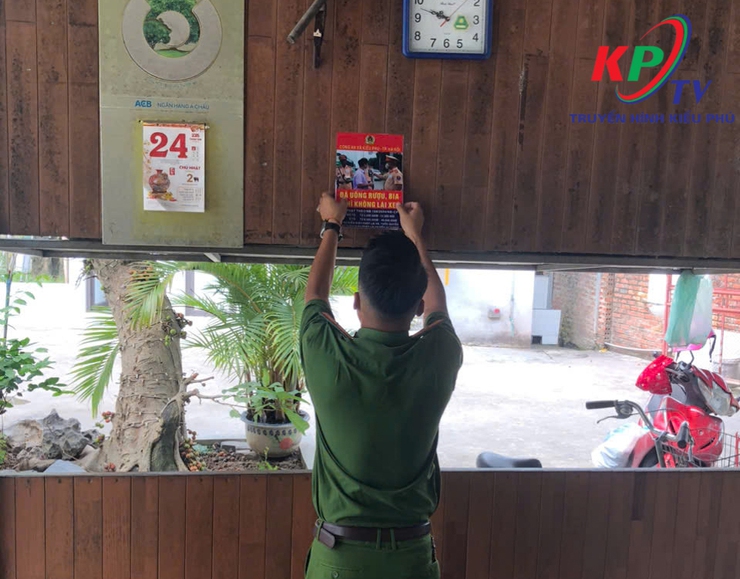 Công an xã Kiều Phú ra quân tuyên truyền và tổ chức ký cam kết đối với các cơ sở kinh doanh nhắc nhở người dân đã uống rượu bia thì không lái xe- Ảnh 3.