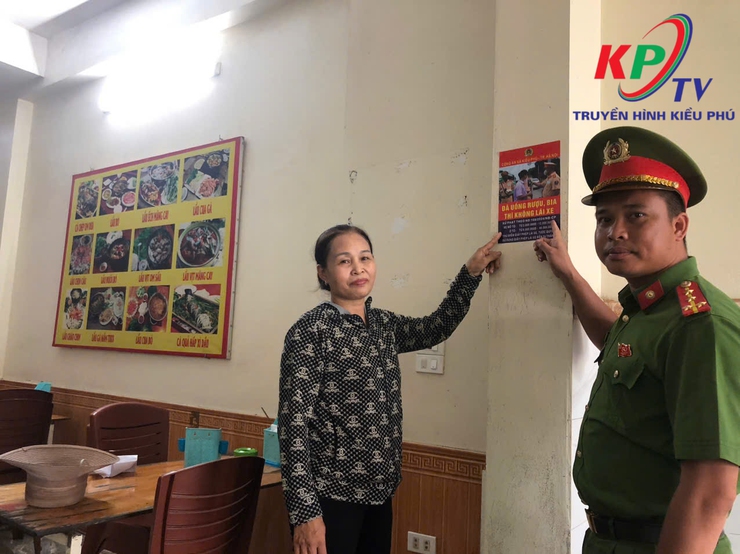 Công an xã Kiều Phú ra quân tuyên truyền và tổ chức ký cam kết đối với các cơ sở kinh doanh nhắc nhở người dân đã uống rượu bia thì không lái xe- Ảnh 8.