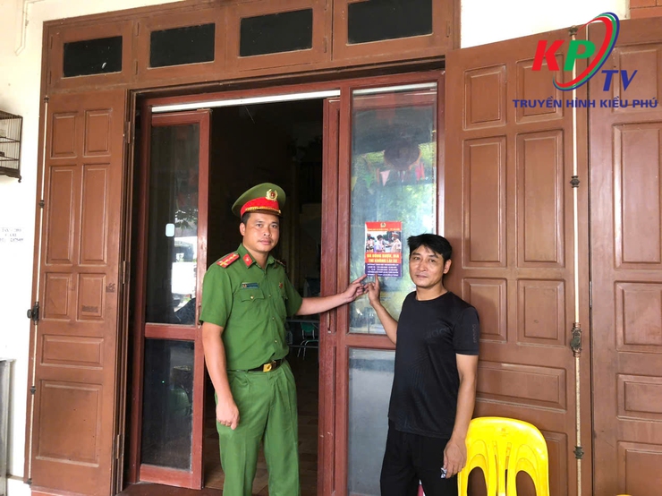 Công an xã Kiều Phú ra quân tuyên truyền và tổ chức ký cam kết đối với các cơ sở kinh doanh nhắc nhở người dân đã uống rượu bia thì không lái xe- Ảnh 11.