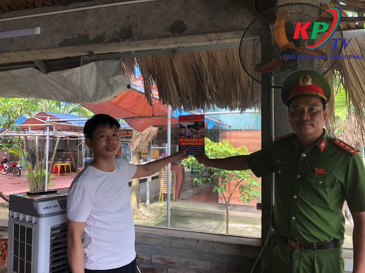 Công an xã Kiều Phú ra quân tuyên truyền và tổ chức ký cam kết đối với các cơ sở kinh doanh nhắc nhở người dân đã uống rượu bia thì không lái xe- Ảnh 5.
