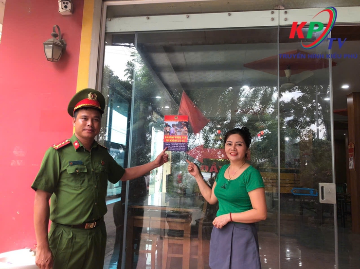 Công an xã Kiều Phú ra quân tuyên truyền và tổ chức ký cam kết đối với các cơ sở kinh doanh nhắc nhở người dân đã uống rượu bia thì không lái xe- Ảnh 4.