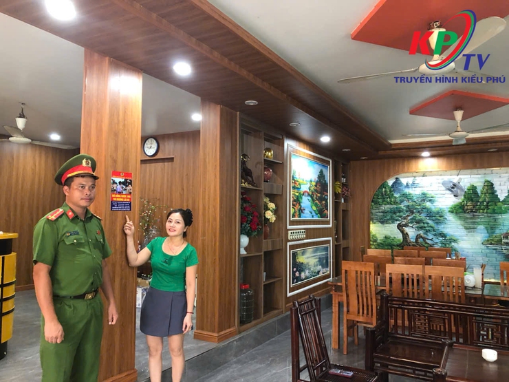 Công an xã Kiều Phú ra quân tuyên truyền và tổ chức ký cam kết đối với các cơ sở kinh doanh nhắc nhở người dân đã uống rượu bia thì không lái xe- Ảnh 6.