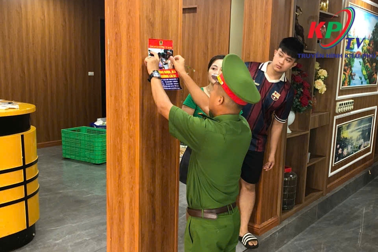 Công an xã Kiều Phú ra quân tuyên truyền và tổ chức ký cam kết đối với các cơ sở kinh doanh nhắc nhở người dân đã uống rượu bia thì không lái xe- Ảnh 1.