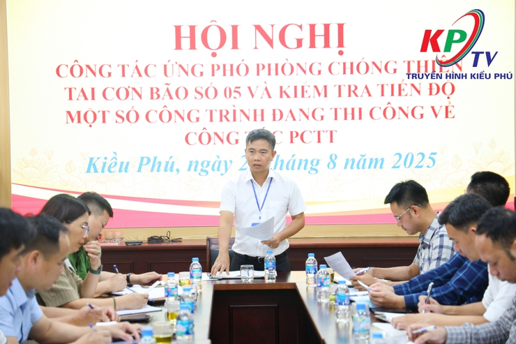 Đồng chí Phùng Huy Diễn- Phó Bí thư Đảng ủy, Chủ tịch UBND xã Kiều Phú chủ trì hội nghị ứng phó phòng chống thiên tai và nghe báo cáo tiến độ triển khai dự án nâng cấp, mở rộng tuyến đê Tả Tích- Ảnh 14.