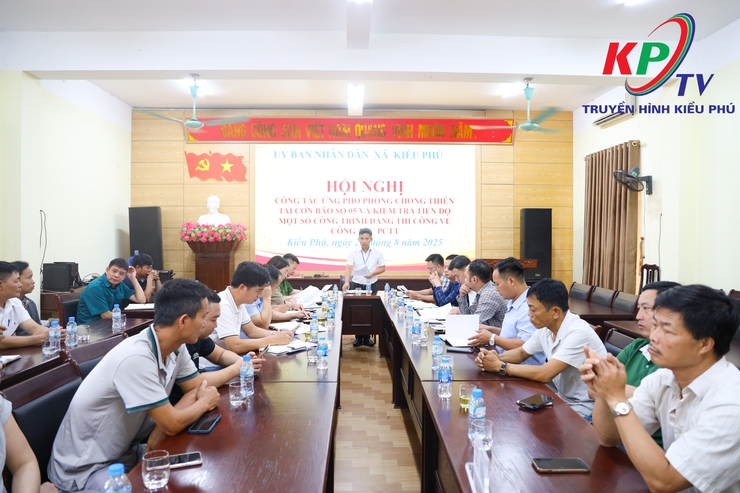 Đồng chí Phùng Huy Diễn- Phó Bí thư Đảng ủy, Chủ tịch UBND xã Kiều Phú chủ trì hội nghị ứng phó phòng chống thiên tai và nghe báo cáo tiến độ triển khai dự án nâng cấp, mở rộng tuyến đê Tả Tích- Ảnh 1.