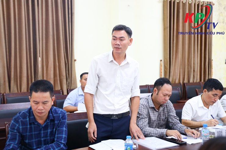 Đồng chí Phùng Huy Diễn- Phó Bí thư Đảng ủy, Chủ tịch UBND xã Kiều Phú chủ trì hội nghị ứng phó phòng chống thiên tai và nghe báo cáo tiến độ triển khai dự án nâng cấp, mở rộng tuyến đê Tả Tích- Ảnh 4.