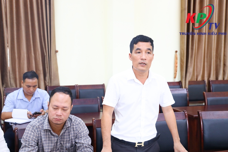 Đồng chí Phùng Huy Diễn- Phó Bí thư Đảng ủy, Chủ tịch UBND xã Kiều Phú chủ trì hội nghị ứng phó phòng chống thiên tai và nghe báo cáo tiến độ triển khai dự án nâng cấp, mở rộng tuyến đê Tả Tích- Ảnh 6.