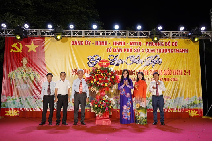 Tổ dân phố số 4, Cụm Thượng Thanh tổ chức Liên hoan văn nghệ chào mừng 80 năm Cách mạng Tháng Tám, Quốc khánh 02/9 và thành công Đại hội Đảng bộ phường Bồ Đề lần thứ I, nhiệm kỳ 2025-2030- Ảnh 1.