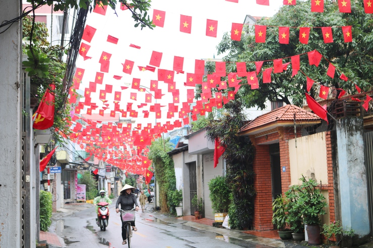 Quốc Oai rực rỡ cờ hoa, đèn lồng – Tỏa sáng niềm tự hào 80 năm Cách mạng Tháng Tám và Quốc khánh 2/9- Ảnh 1.